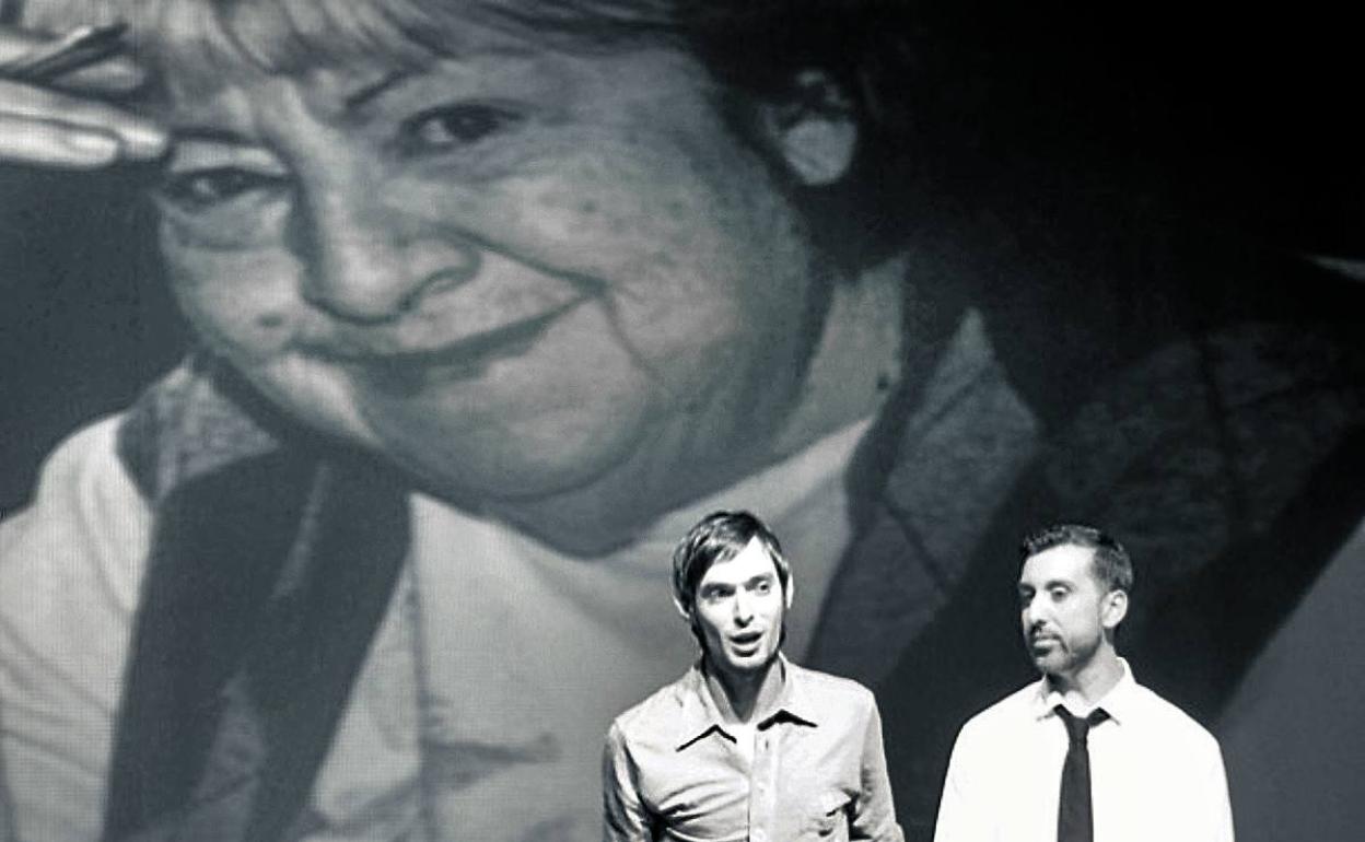 Unai Izquierdo y Adrián García de los Ojos llevan su homenaje a Gloria Fuertes a Otxarkoaga y Begoña. 