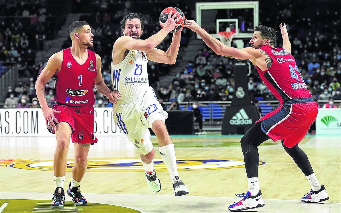 El madridista Sergi Llull sortea la defensa de Lundberg y Kurbanov, del CSKA.