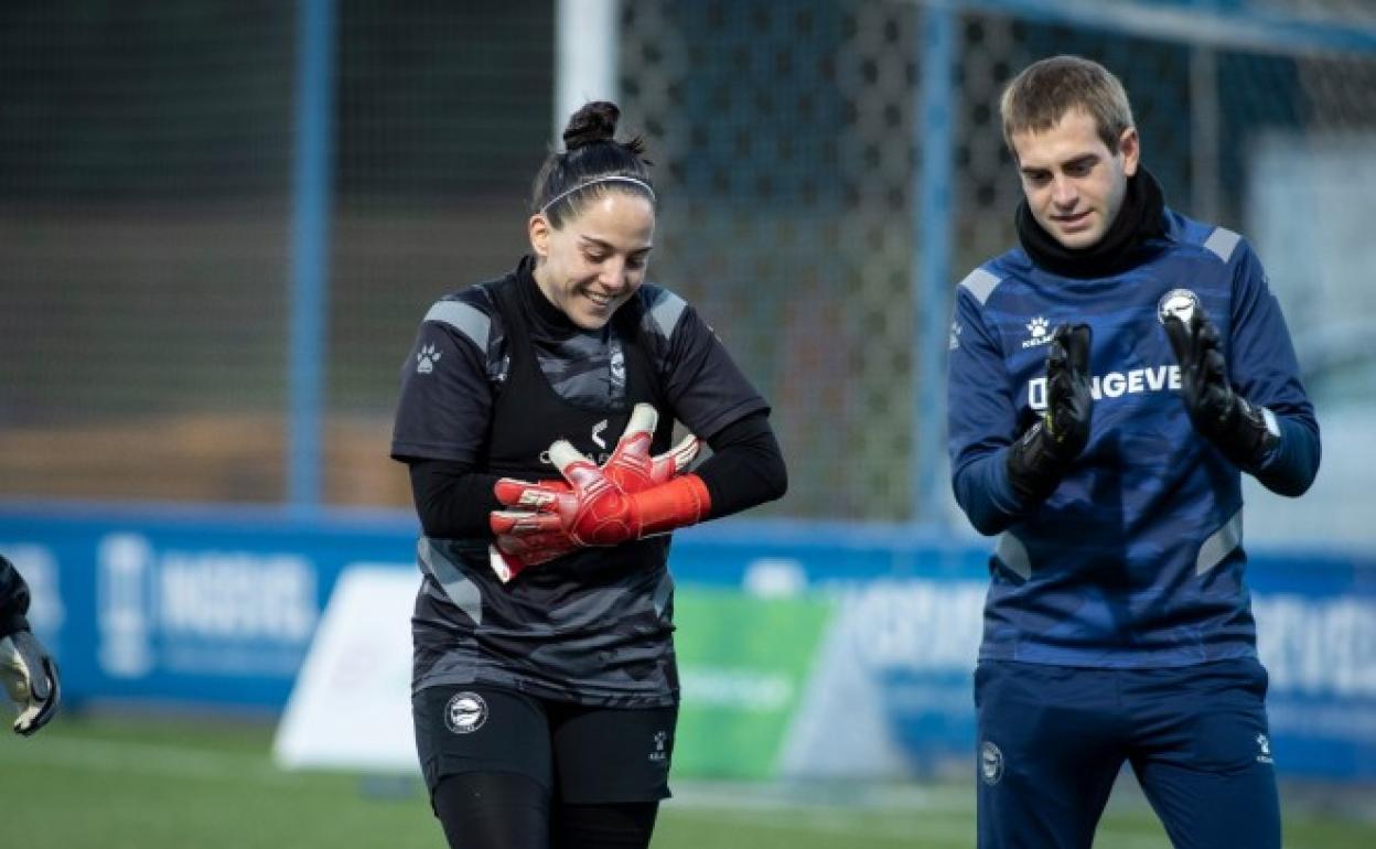 Cristina Cornejo, durante un entrenamiento con el Deportivo Alavés esta temporada. / 