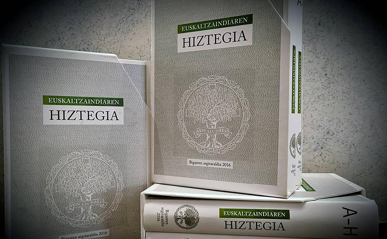 Hiztegiaren berrikuntzok urtean bitan kaleratzen ditu Euskararen Akademia Ofizialak. 