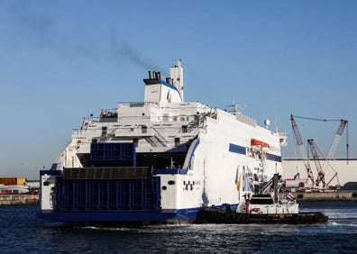 Imagen secundaria 1 - Diferentes detalles del ferry durante su estancia en el puerto. 