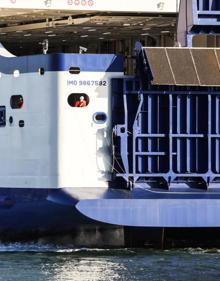 Imagen secundaria 2 - Diferentes detalles del ferry durante su estancia en el puerto. 