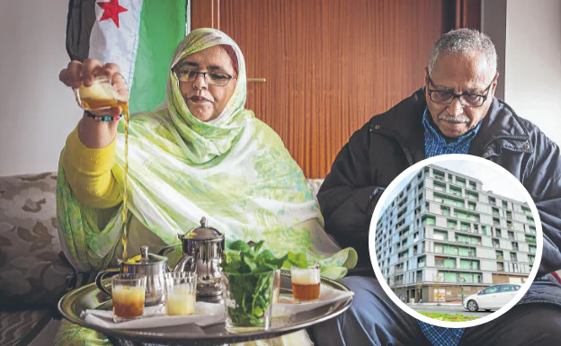 Los saharauis Lamghefri y Abidin toman té en su vivienda de la calle Bremen. Son de los más veteranos en el edificio social.