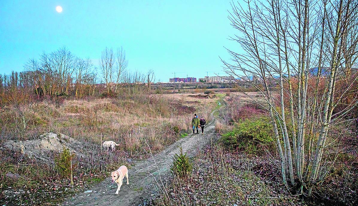 La zona de las graveras de Lasarte donde se hará el parque es una de las más degradadas.