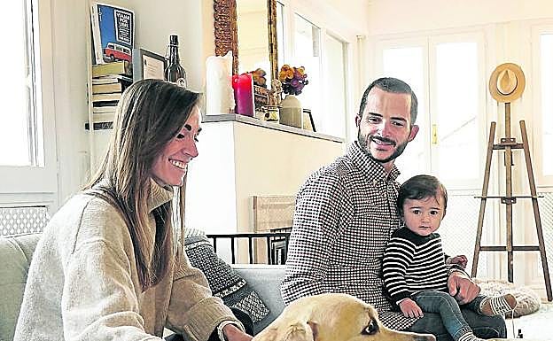 Marta Blanco, Borja Callejo, su hija Marisol y su perro Hugo se mudaron a Amézaga en 2020. 