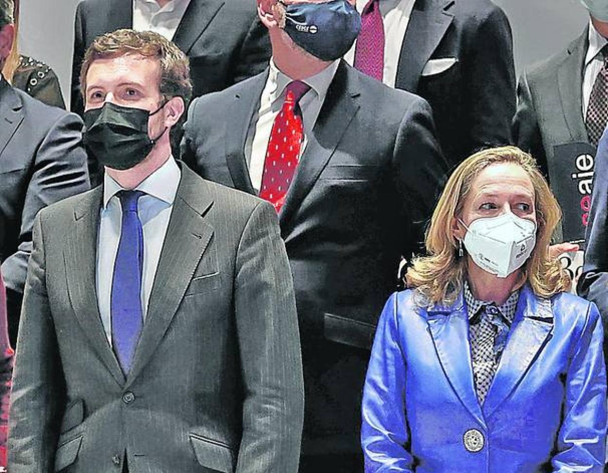 El líder del PP, Pablo Casado, con la vicepresidenta Nadia Calviño. 