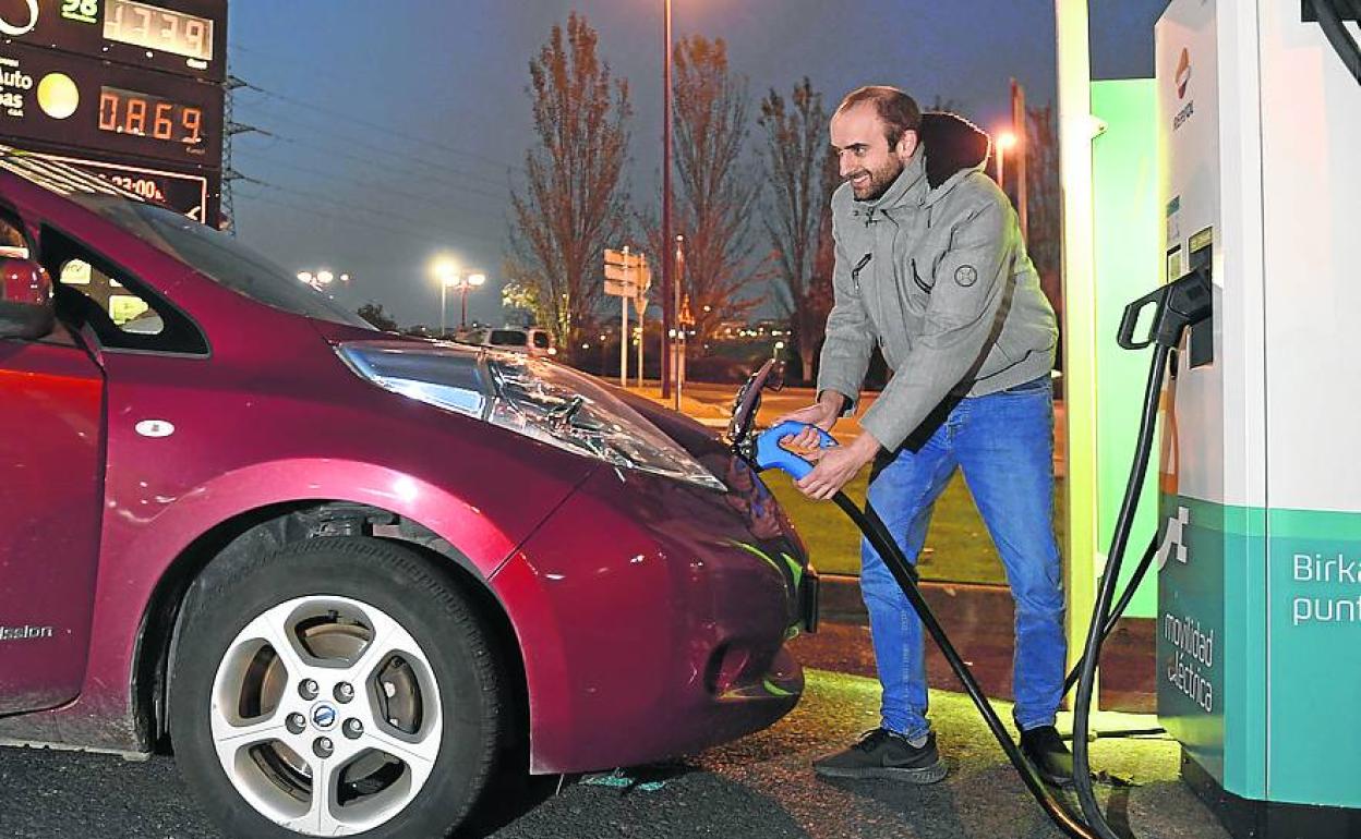 Carlos Berjano, recargando en Barakaldo. 