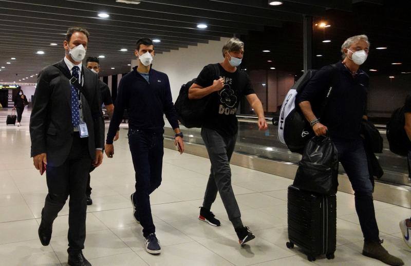 El tenista Novak Djokovic en el aeropuerto de Melbourne.