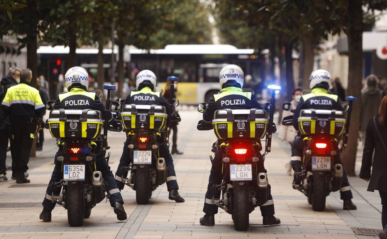 Policías locales patrullan por el centro de Vitoria.