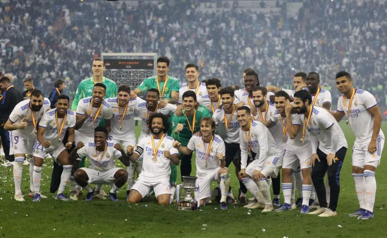 Los jugadores del Real Madrid posan con la Supercopa conquistada en Riad. 