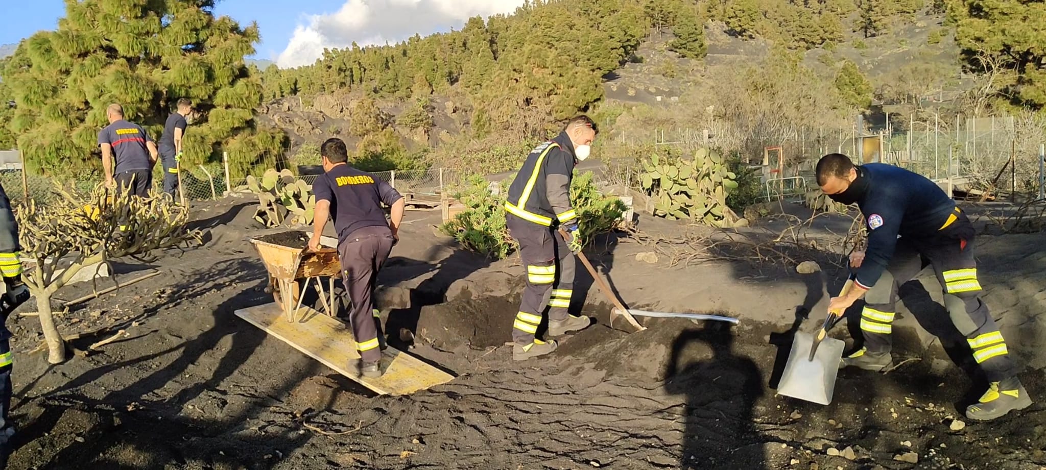 Fotos: Los Bomebros de Bilbao, en el volcán Cumbre Vieja