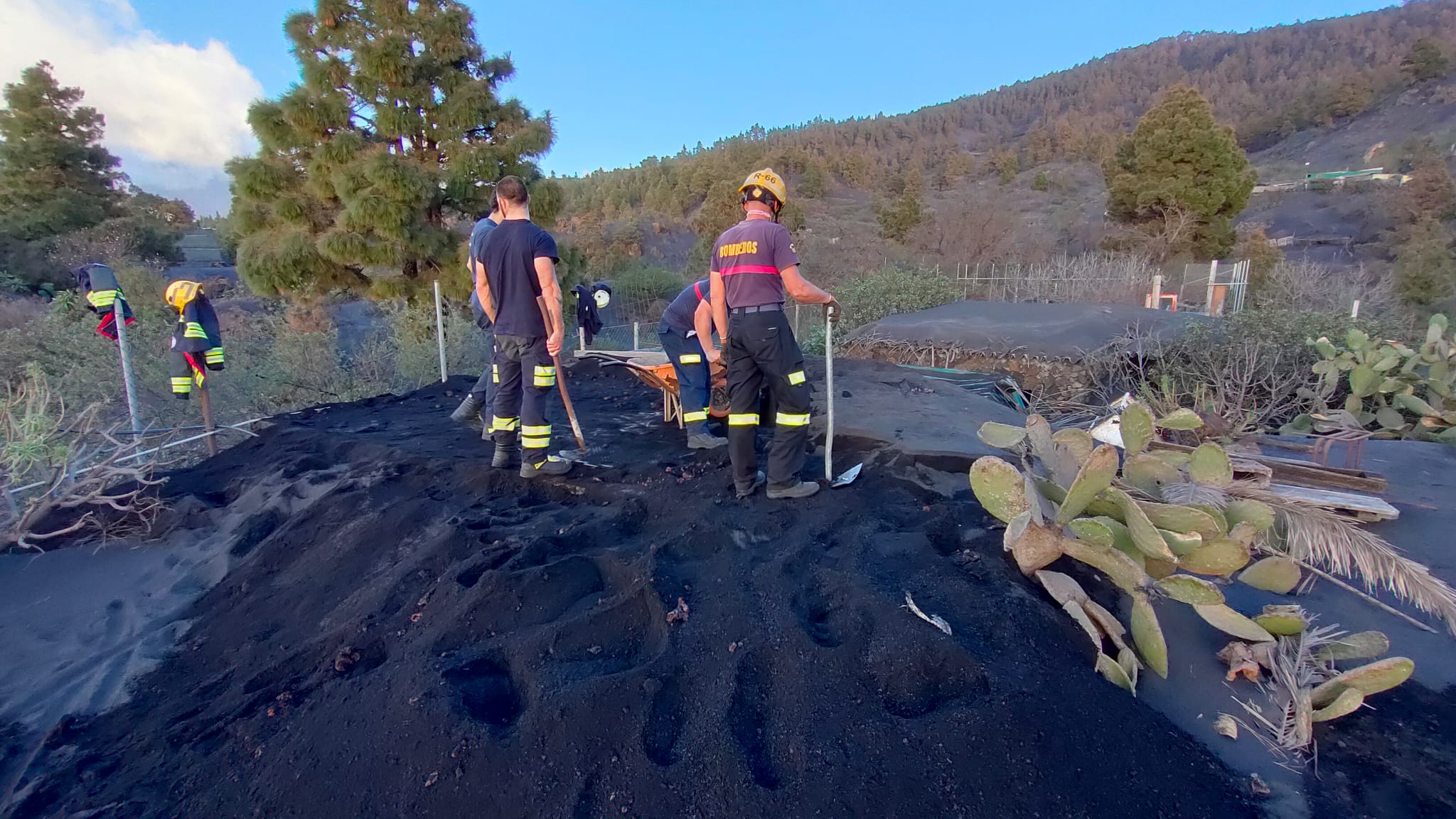 Fotos: Los Bomebros de Bilbao, en el volcán Cumbre Vieja