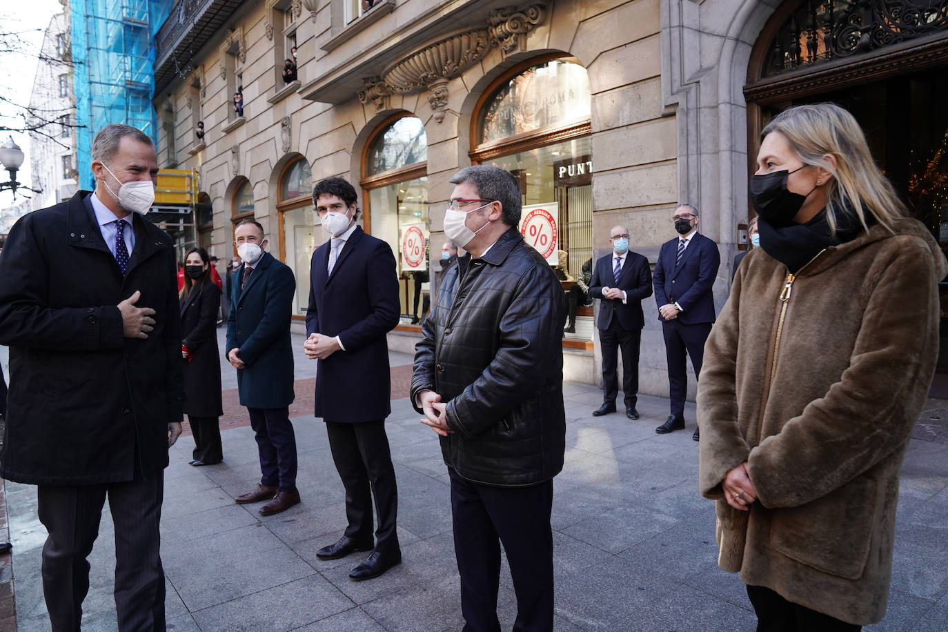 Felipe VI saluda a la presidenta del Parlamento vasco, Bakartxo Tejeria; el delegado del Gobierno, Denis Itxaso; el diputado general de Bizkaia, Unai Rementeria; el alcalde de Bilbao, Juan Mari Aburto; y la presidenta de las Juntas del territorio, Ana Otadui; a su llegada a la nueva sede del periódico, en la Gran Vía.