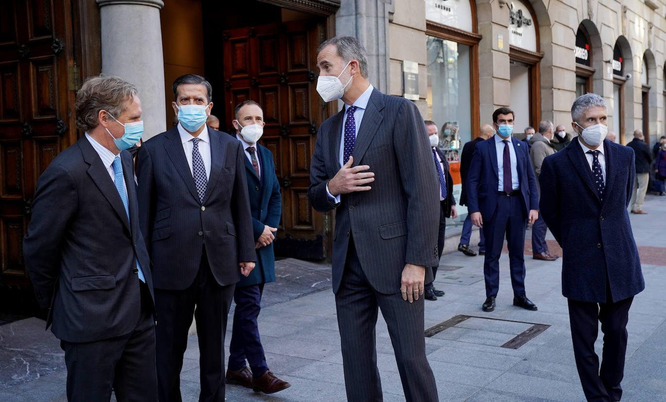 Felipe VI junto a Ignacio Ybarra y Enrique de Ybarra a su llegada a Gan Vïa 45.