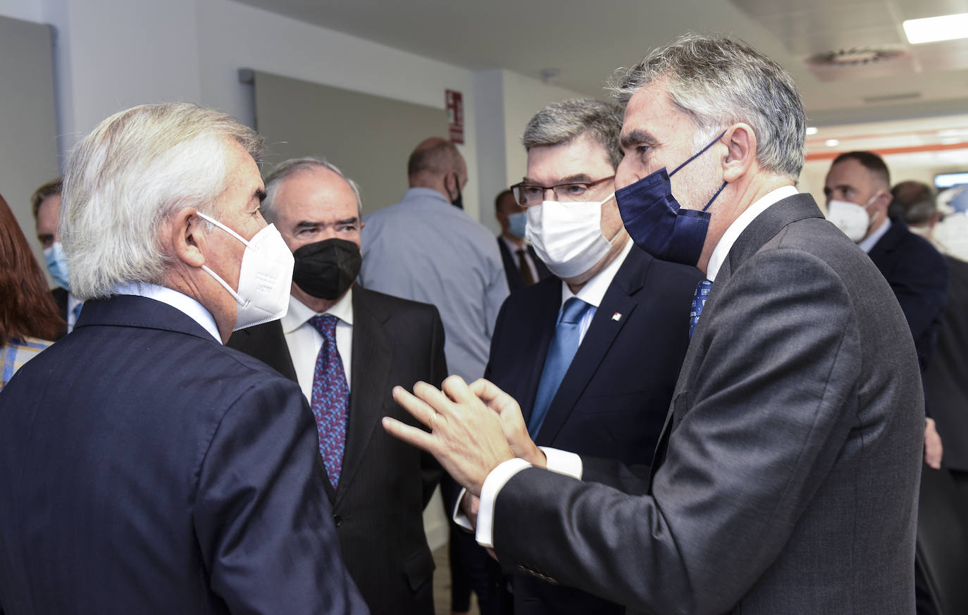 Los consejeros de EL CORREO José María Bergareche, Jorge Bergareche e Iñaki Arechabaleta, en una charla con el alcalde.