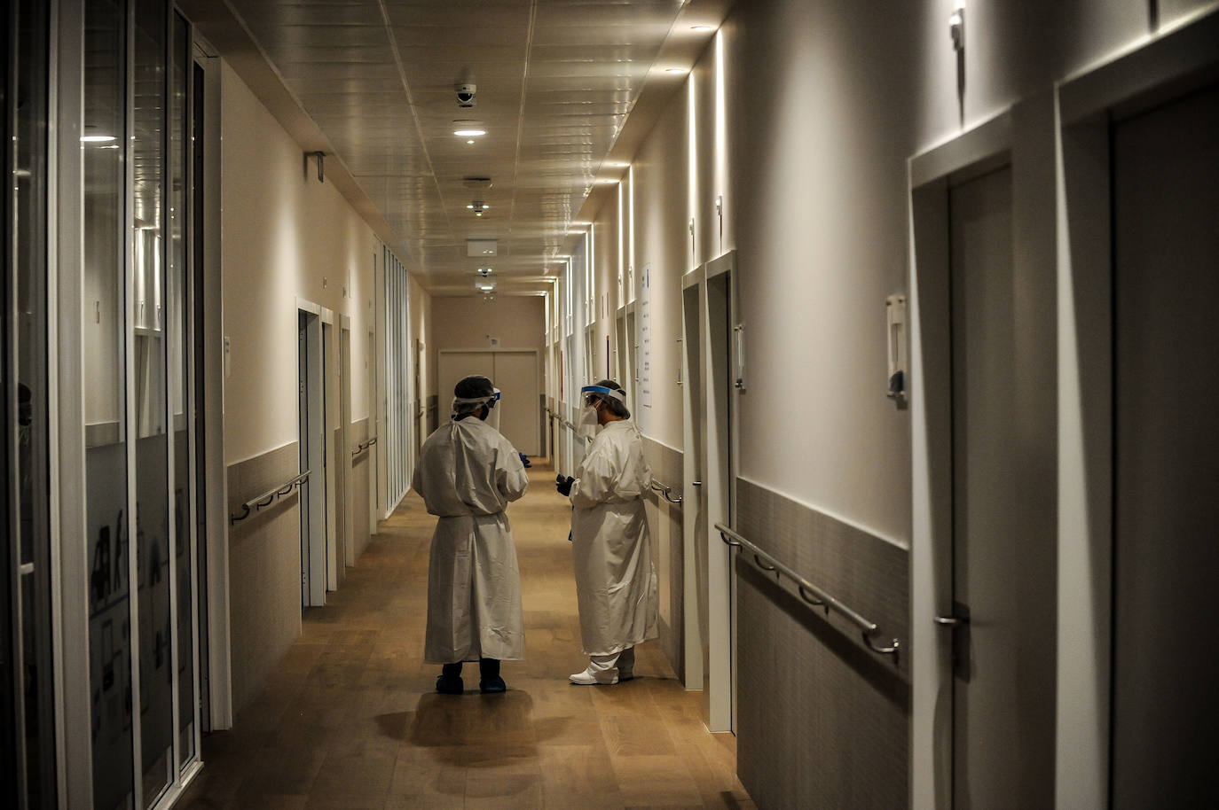 Dos trabajadoras conversan en el pasillo de una residencia de Álava.