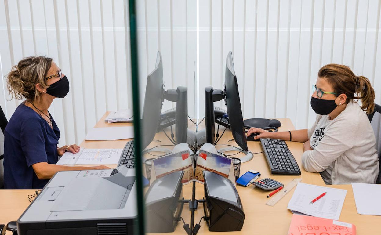 La mitad de las empresas alavesas tiene al menos el 10% de su plantilla de baja