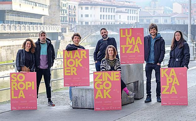 El equipo organizativo de Zinegoak con los pósters de este año.
