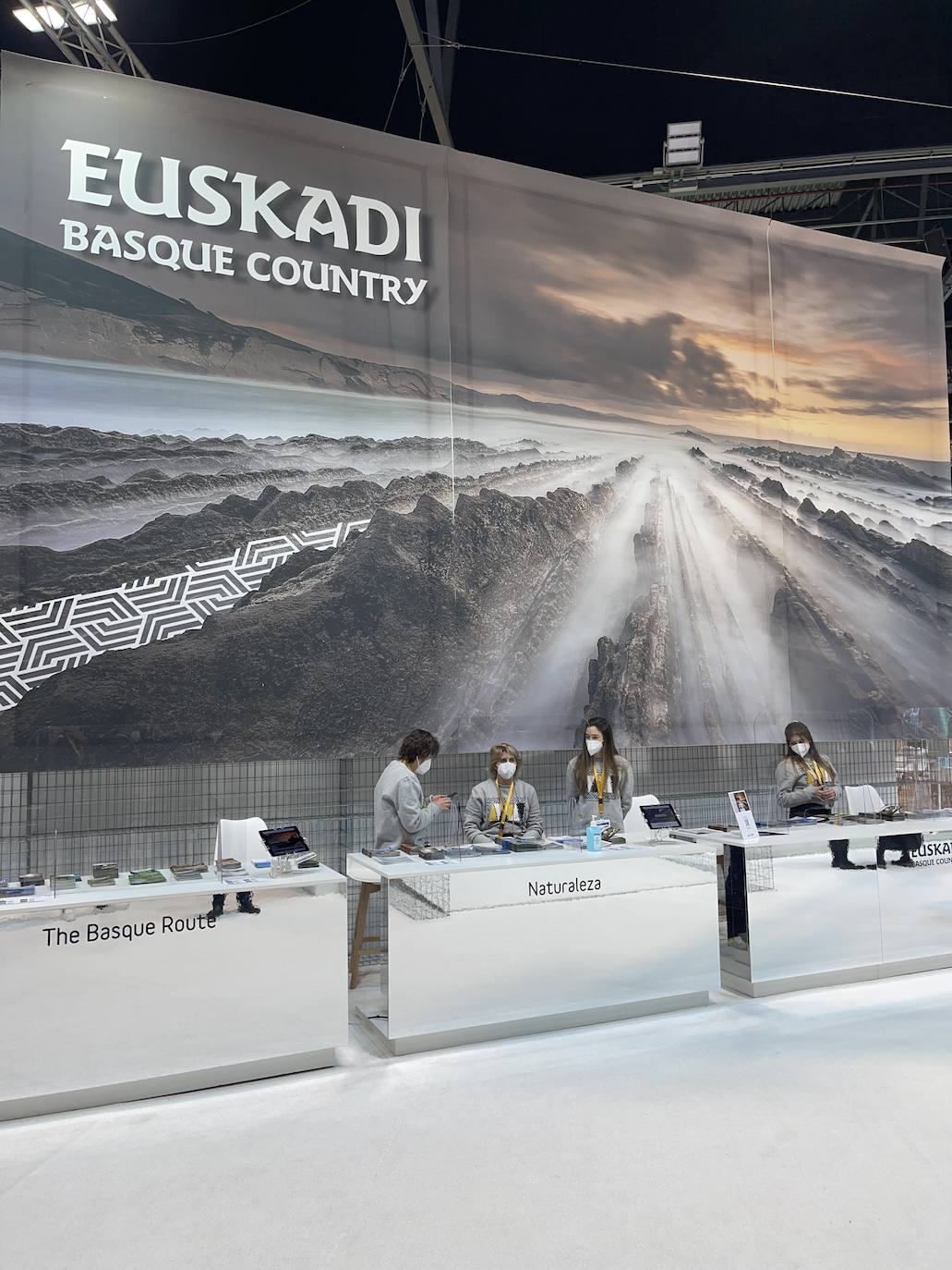 Fotos: Adiós tacones, hola sudaderas: así son los uniformes que representan a Euskadi en Fitur 2022