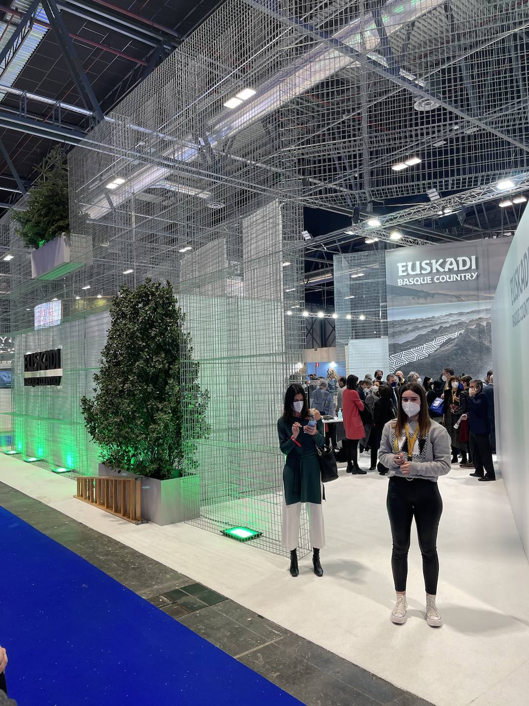 Fotos: Adiós tacones, hola sudaderas: así son los uniformes que representan a Euskadi en Fitur 2022