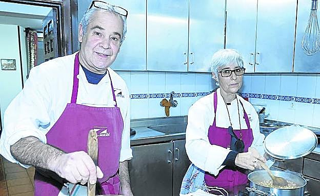 Maite González, viuda de Alberto López de Ipiña, y su cuñado Pepelu Moreno recuperaron dos recetas del difunto exdirector del Concurso, fundador de Slow Food Araba y socio de Zapardiel 