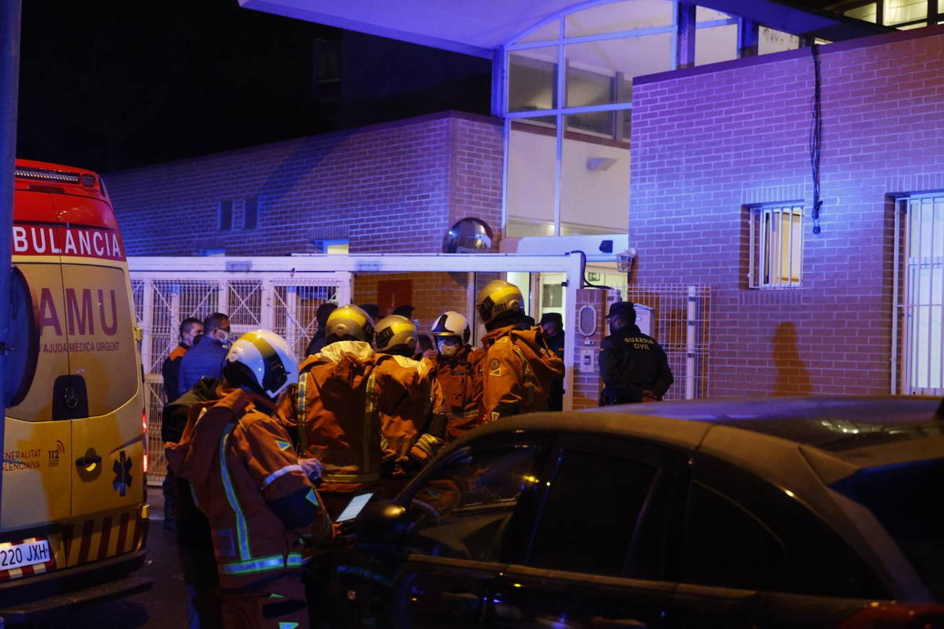 Testigos del siniestro han presenciado cómo los trabajadores de la residencia, guardias civiles, policías locales y bomberos rescataban a las víctimas por una de las escaleras del edificio.