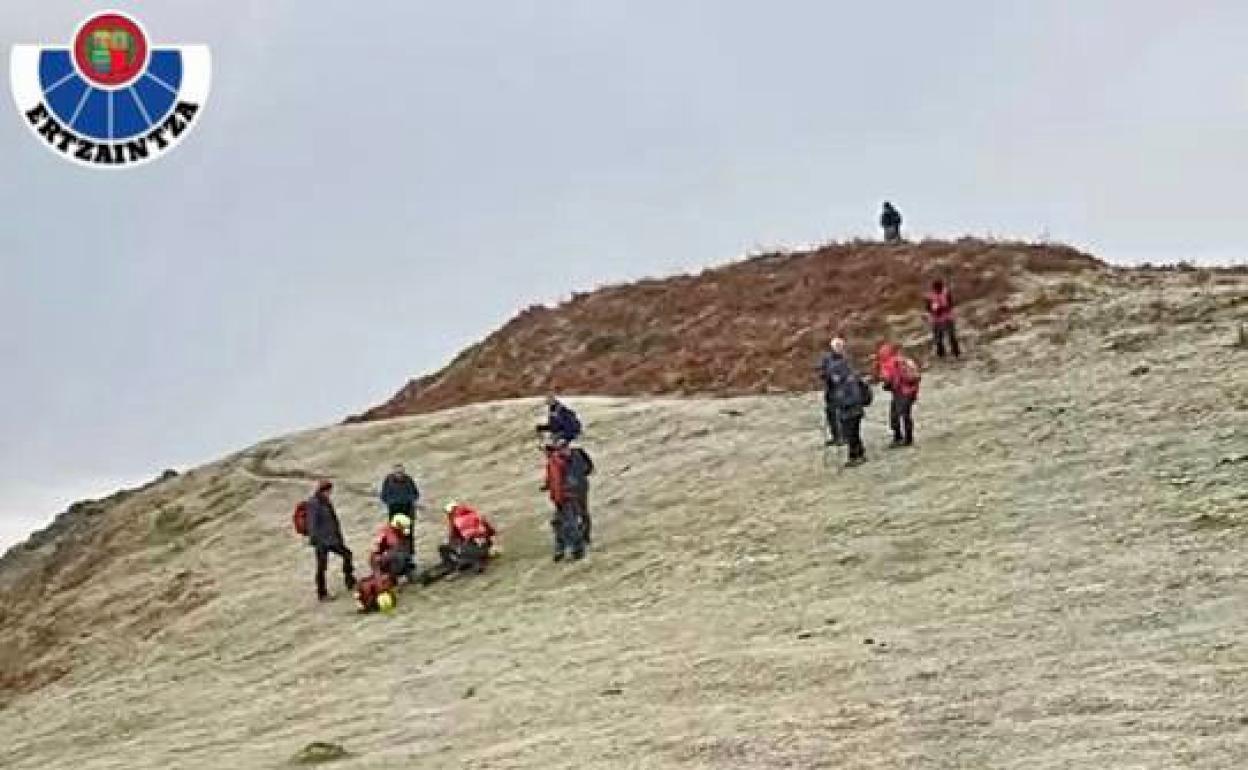 Un momento del rescate en Aramaio.