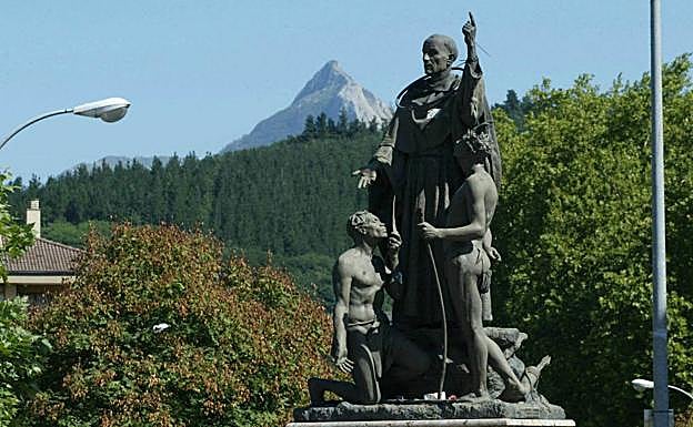 Andrés de Urdaneta, inmortalizado entre dos indígenas. 