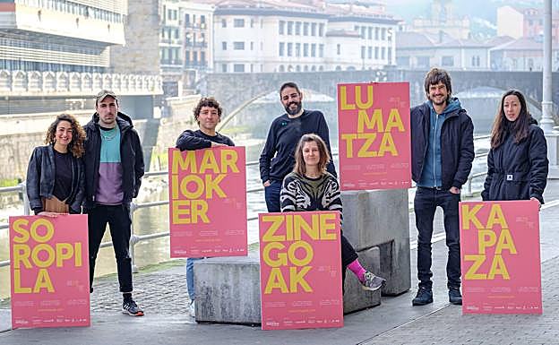 El equipo de organización de Zinegoak posa con los carteles de este año.