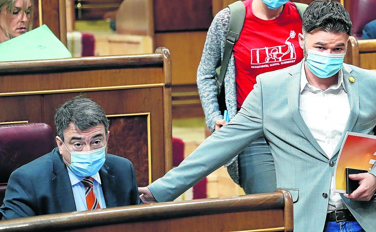 Gabriel Rufián saluda a Aitor Esteban durante una sesión en el Congreso. 