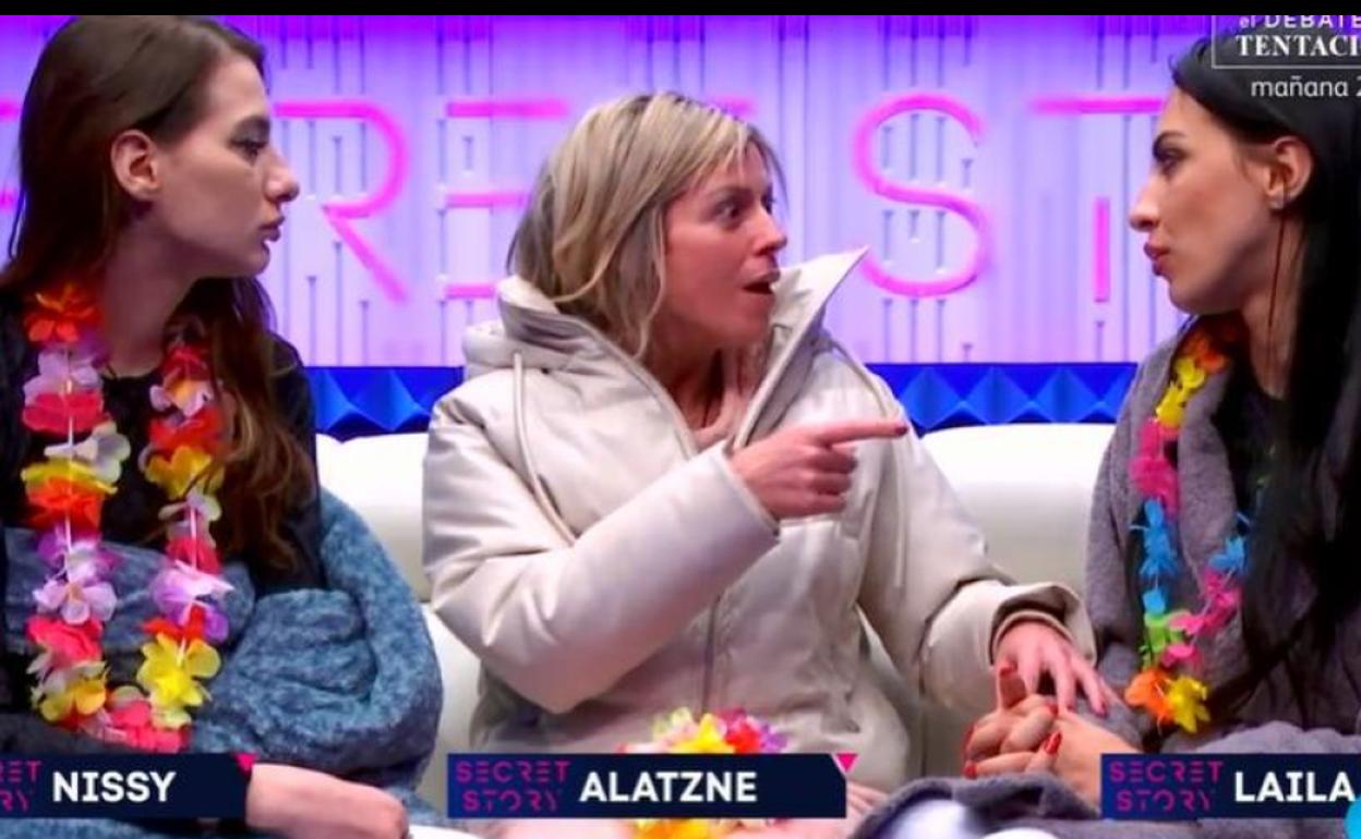 Alatzne conversa con Nissy y Laila. 