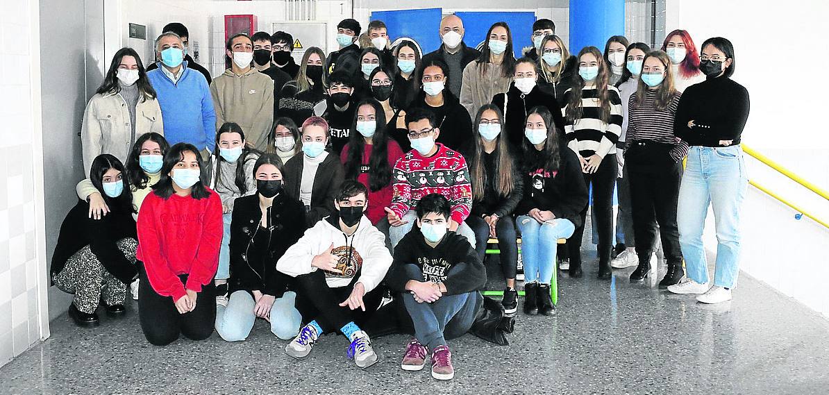Iban Rodríguez y Zuriñe Urrestarazu, rodeados por los estudiantes del instituto Artatza Romo. 