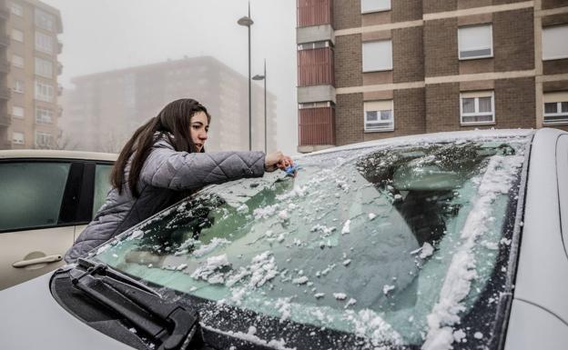 Consejos de la DGT para quitar el hielo del coche