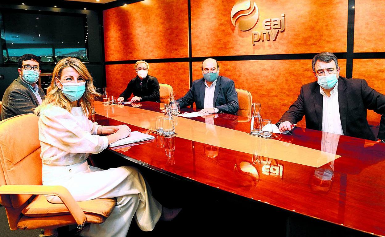 La vicepresidenta segunda y ministra de Trabajo, Yolanda Díaz, visitó Sabin Etxea en abril pasado. 