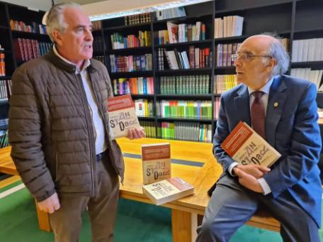 Adolfo Arejita Euskaltzaindiaren idazkariak eta Andres Urrutia euskaltzainburuak aurkeztu dute argitalpen berria.