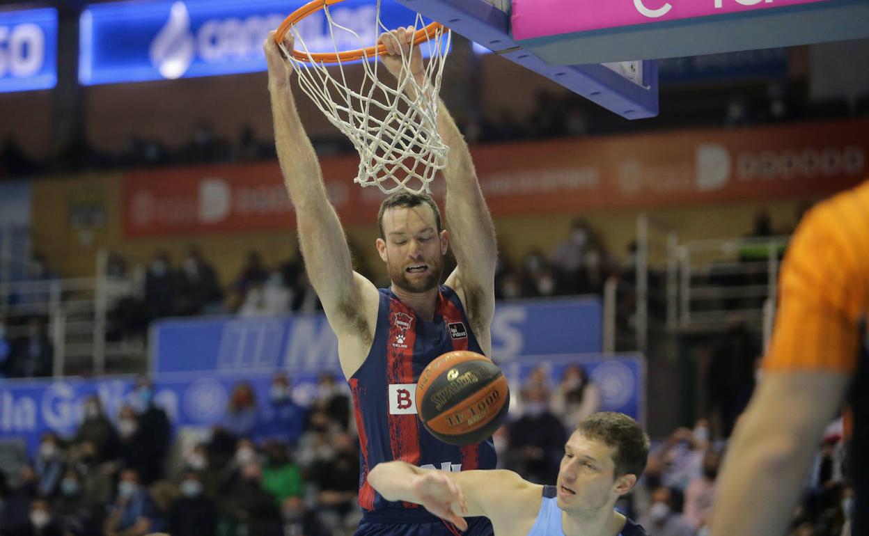 Matt Costello machaca el aro en el último duelo liguero del Baskonia ante el Río Breogan. / 