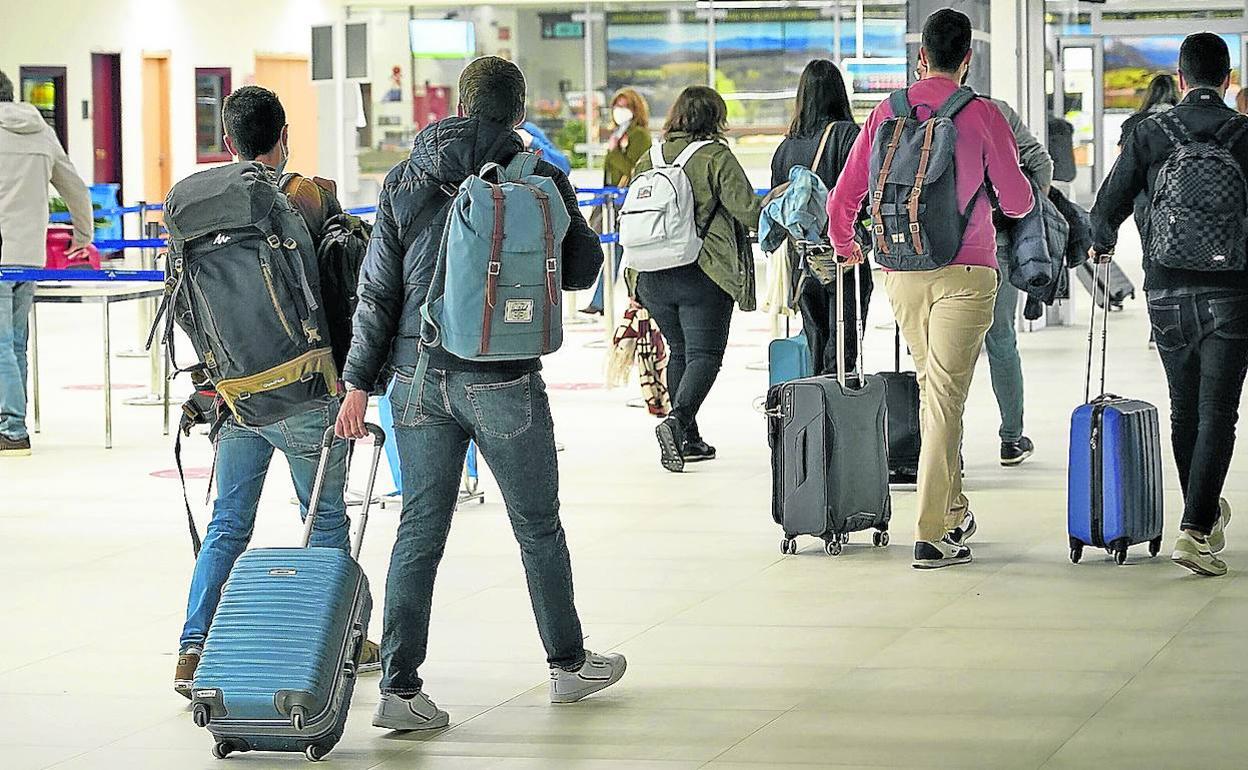 La terminal del aeropuerto de Vitoria volverá a llenarse de pasajeros en las jornadas festivas de abril.