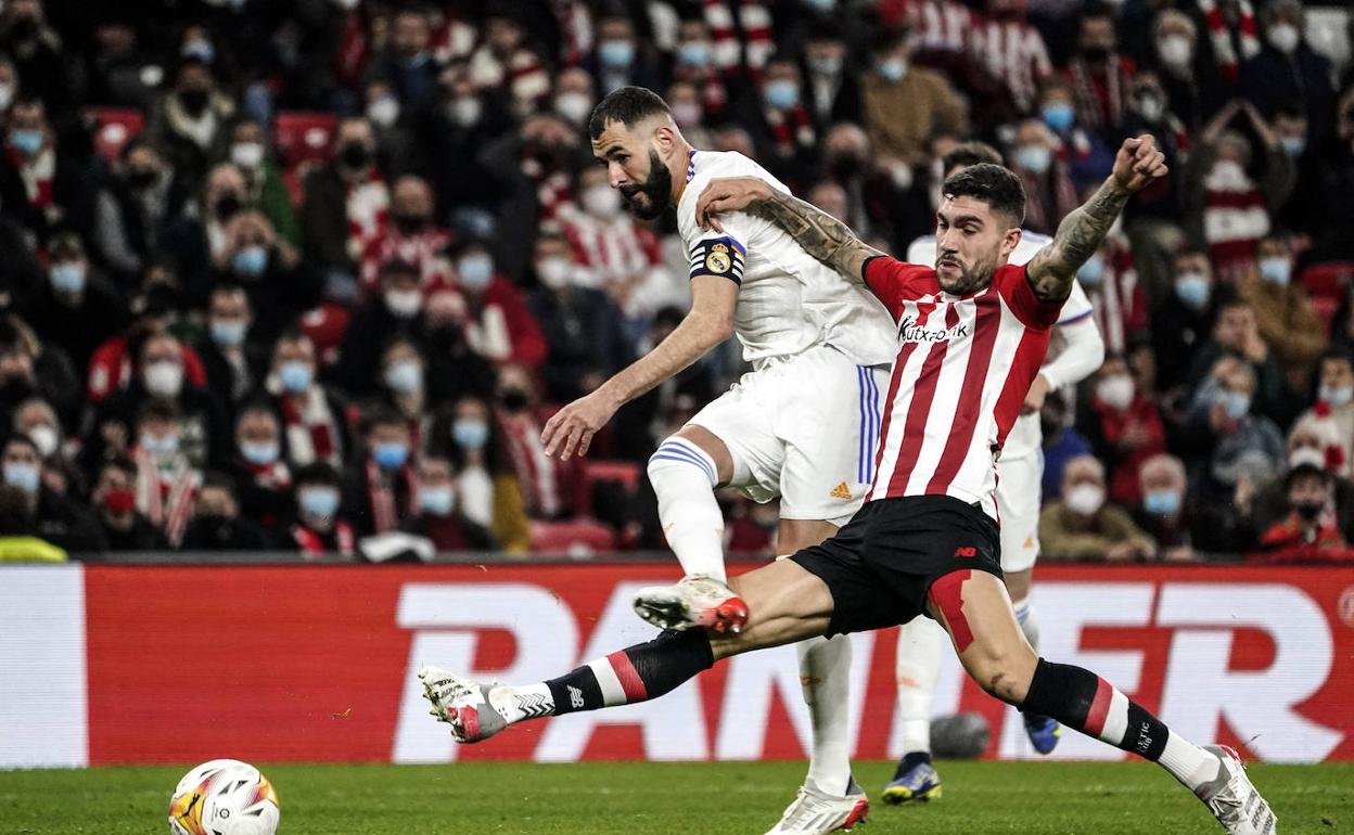 Nuñez trata de tapar a Benzema en el partido de Liga en San Mamés. 