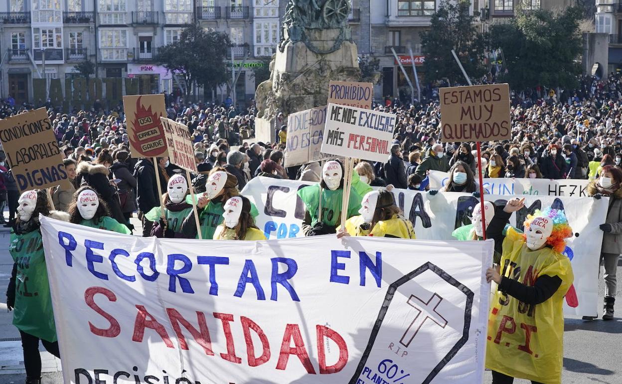 La manifestación ha partido de la plaza de la Virgen Blanca. 
