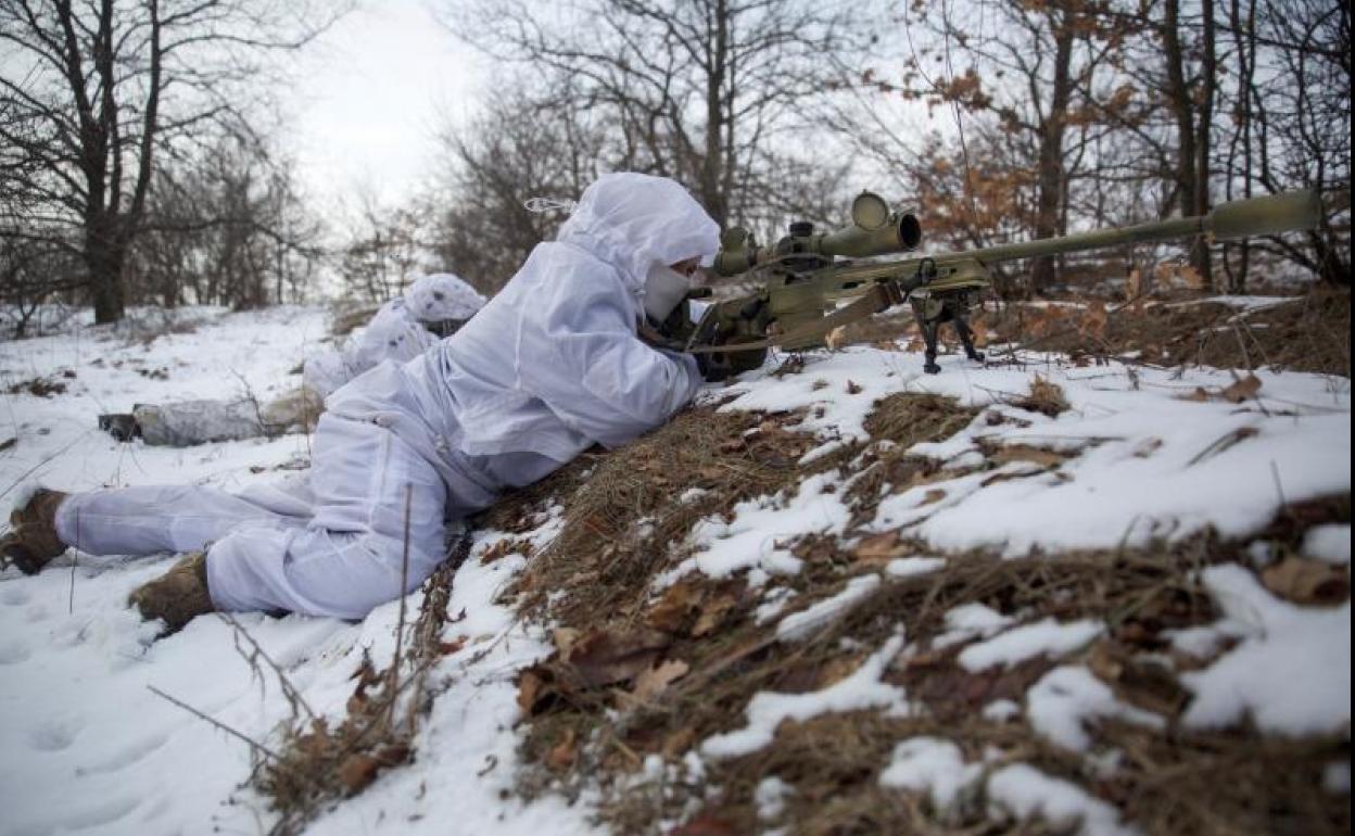 Francotiradores realizan ejercicios militares en un campo de tiro de las fuerzas armadas ucranianas en la región de Donetsk, Ucrania.