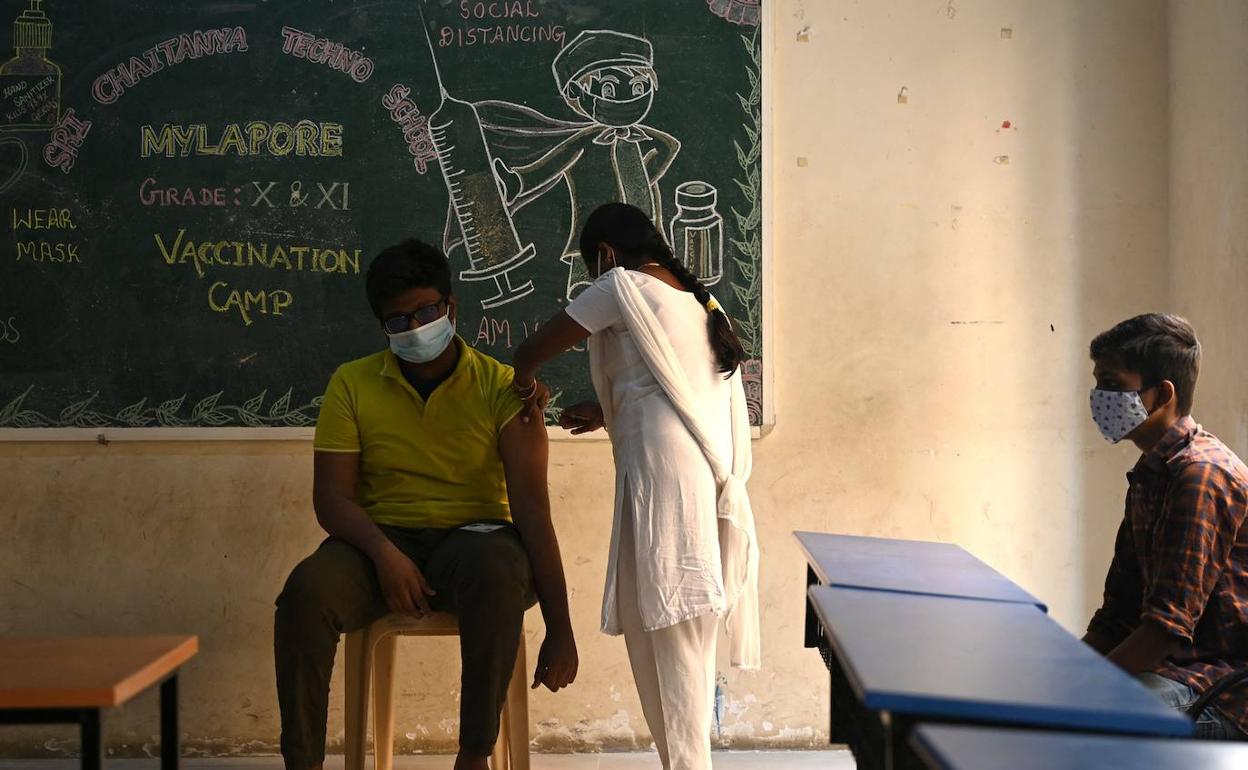 Vacunación en una escuela de Bengala.