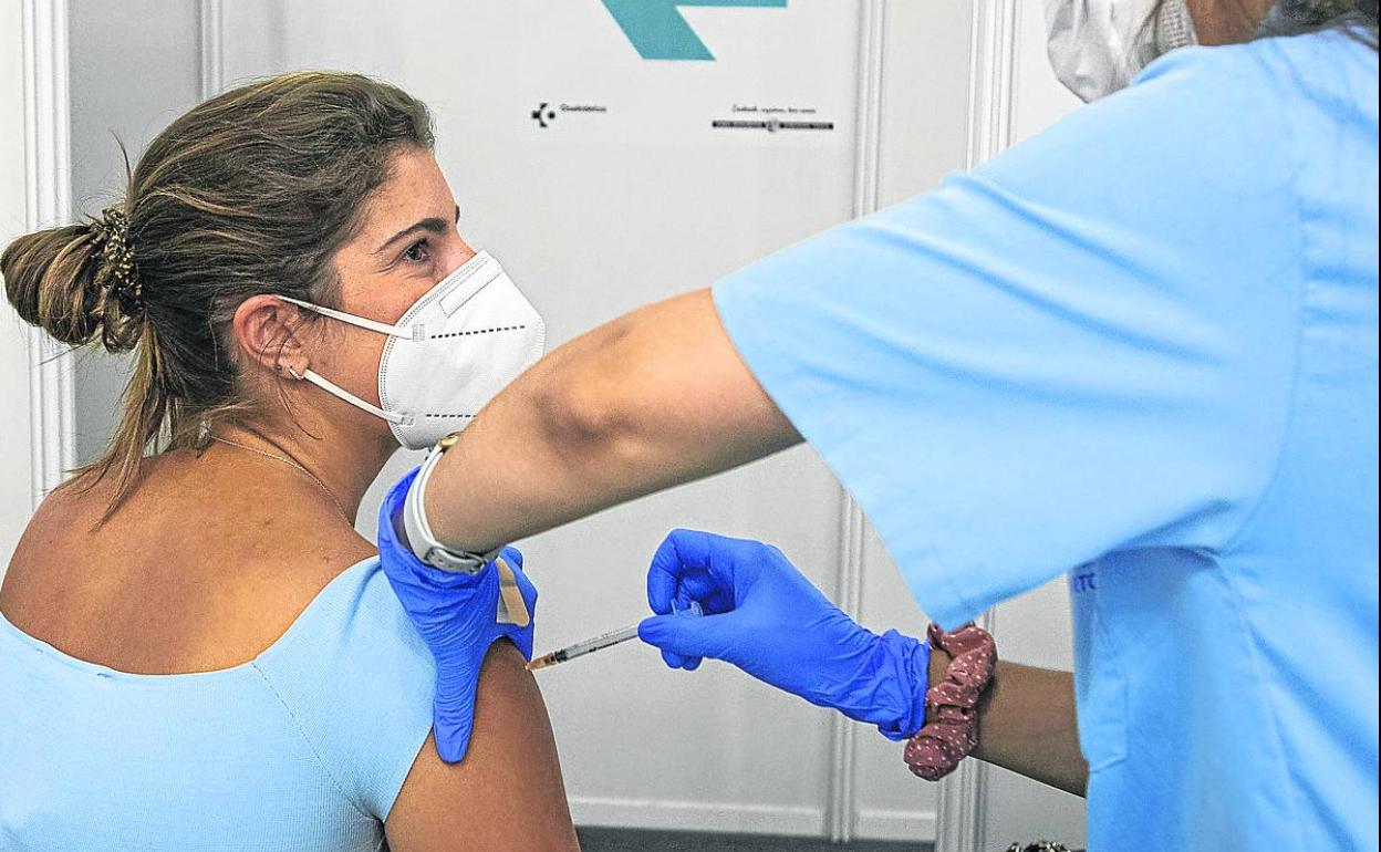 El pasaporte covid animó a muchos reacios a recibir la primera vacuna. 