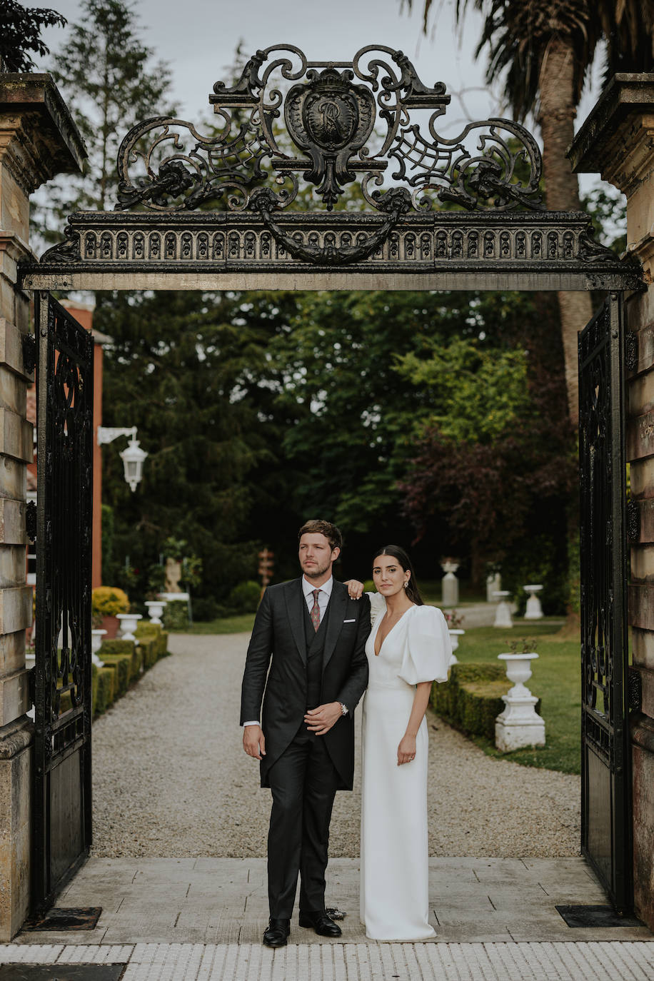 Fotos: June, la novia asturiana que se casó con una capa de 150 flores bordadas de Alicia Rueda