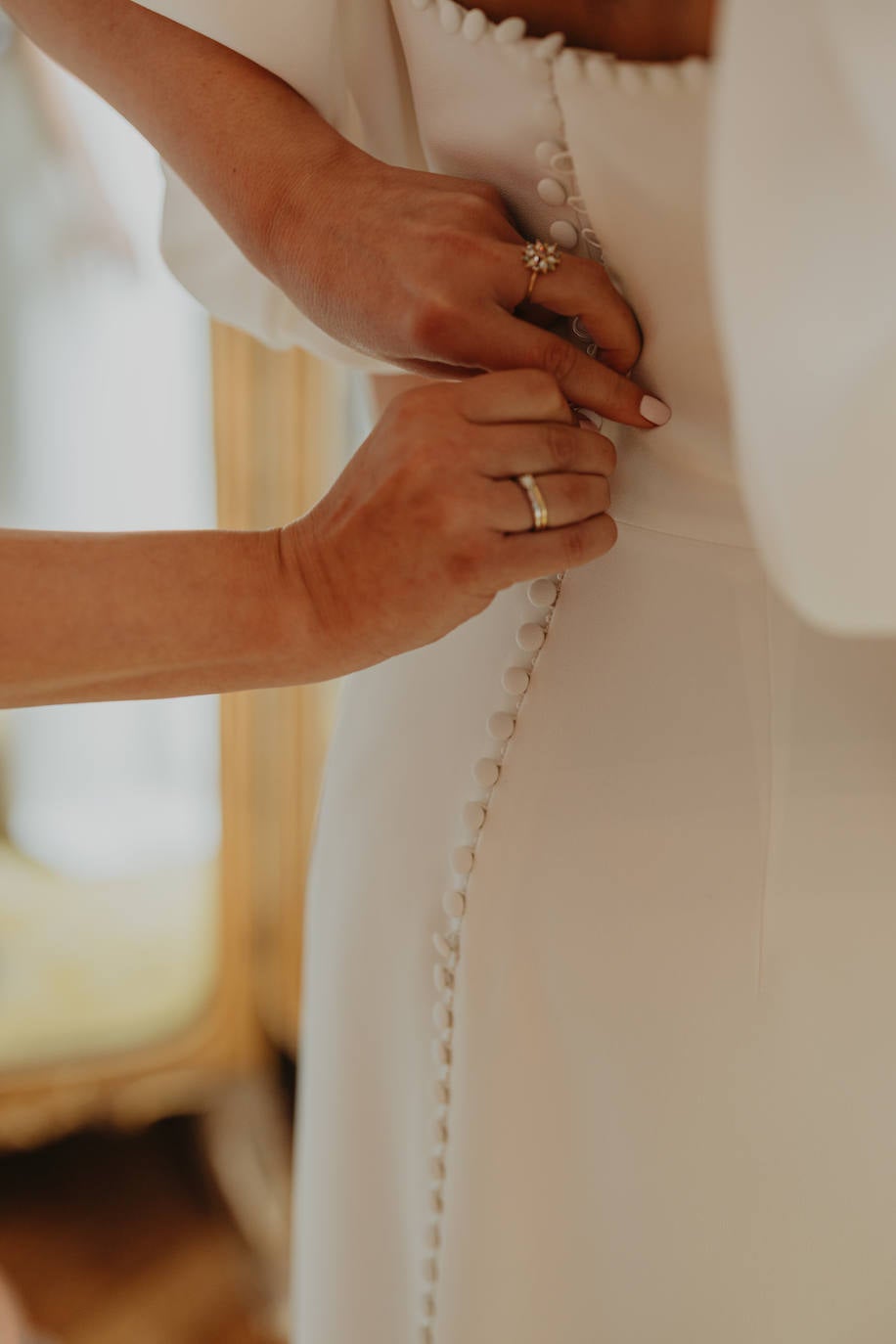 Fotos: June, la novia asturiana que se casó con una capa de 150 flores bordadas de Alicia Rueda