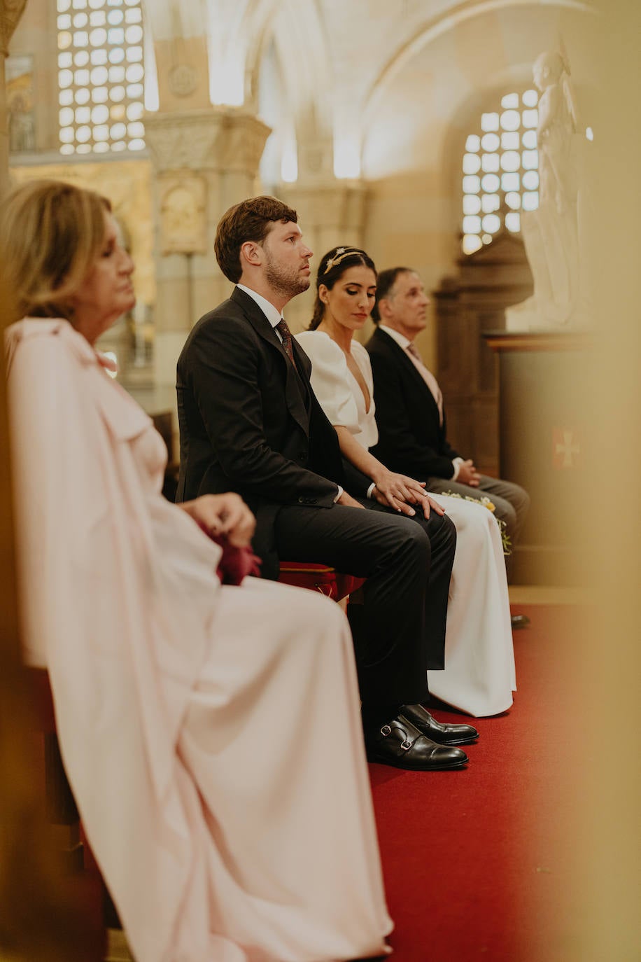 Fotos: June, la novia asturiana que se casó con una capa de 150 flores bordadas de Alicia Rueda