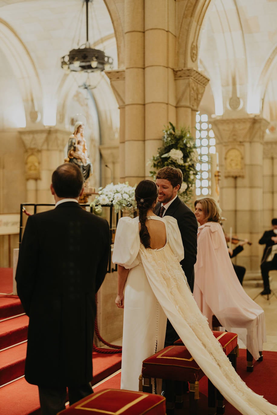 Fotos: June, la novia asturiana que se casó con una capa de 150 flores bordadas de Alicia Rueda