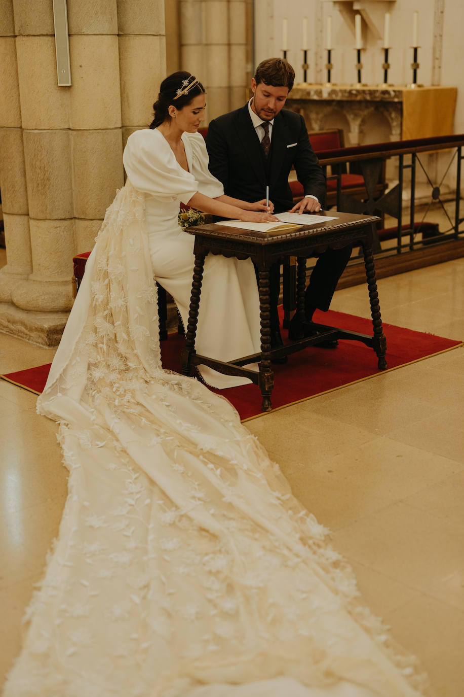 Fotos: June, la novia asturiana que se casó con una capa de 150 flores bordadas de Alicia Rueda