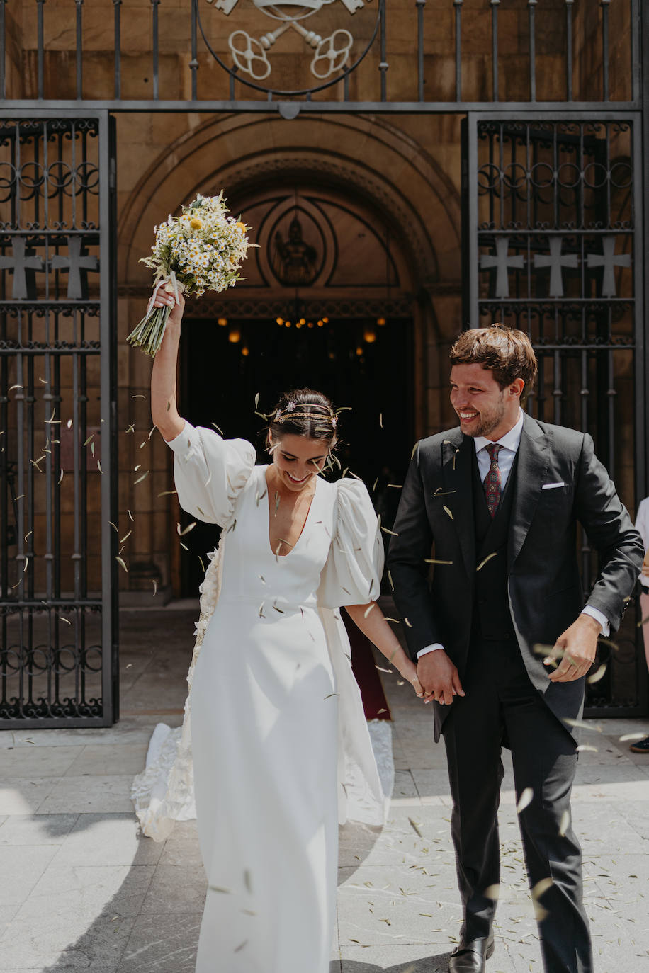 Fotos: June, la novia asturiana que se casó con una capa de 150 flores bordadas de Alicia Rueda