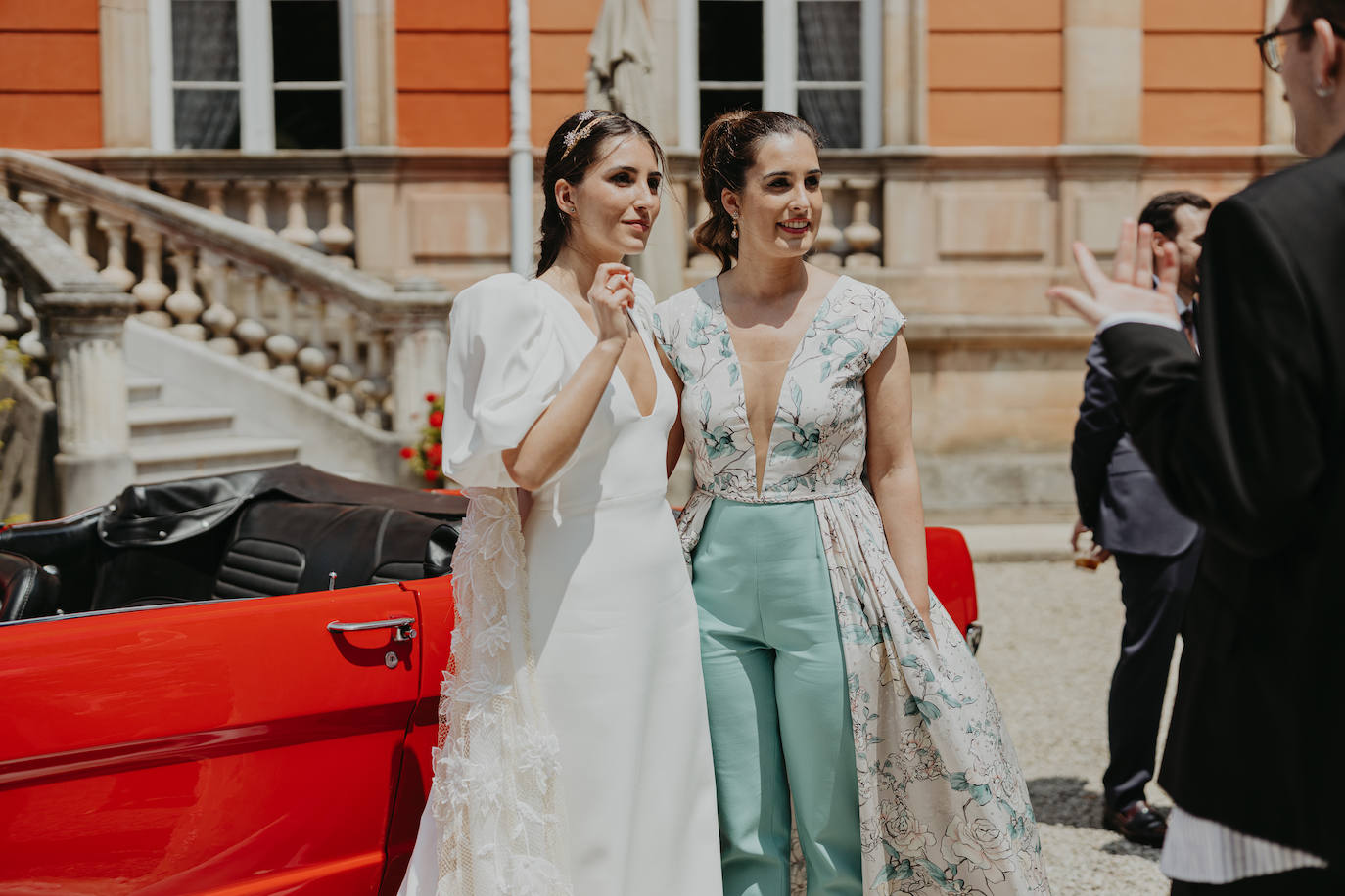 Fotos: June, la novia asturiana que se casó con una capa de 150 flores bordadas de Alicia Rueda