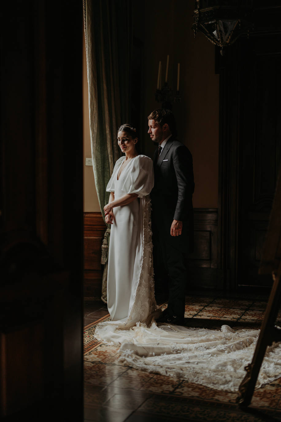 Fotos: June, la novia asturiana que se casó con una capa de 150 flores bordadas de Alicia Rueda